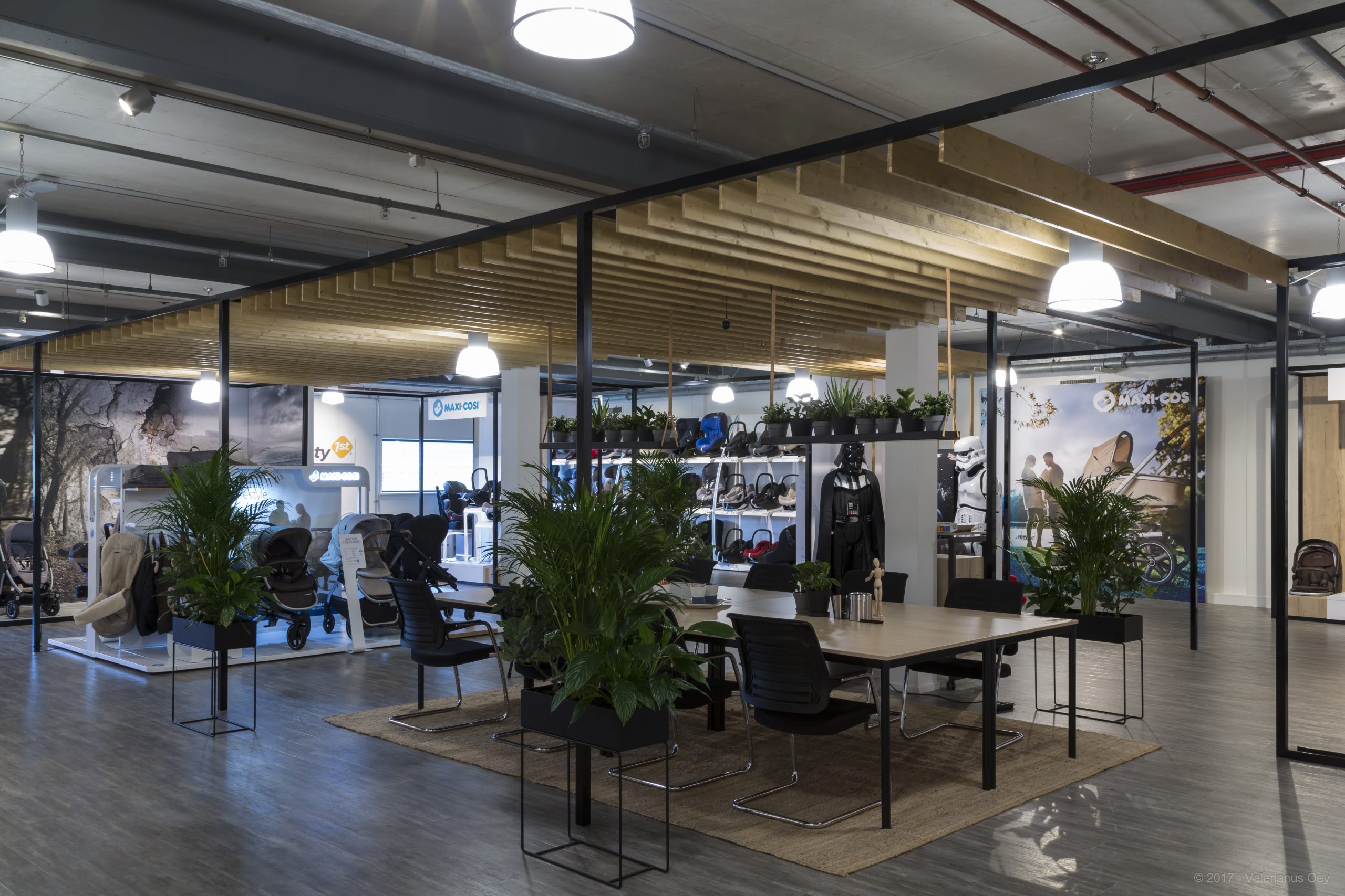 Dorel Experience Center by Cialona with Topclamp aluminium construction parts